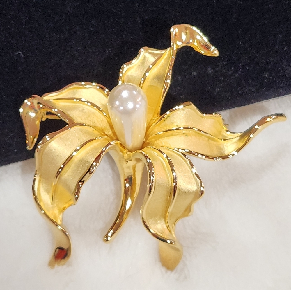 Flower Vintage Brooch with Simulated Pearl